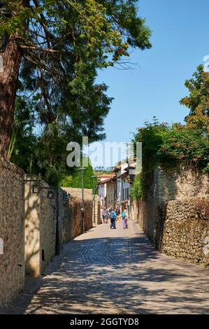 Rue pavée à Santillana del Mar, Cantabrie, Espagne, Europe Banque D'Images