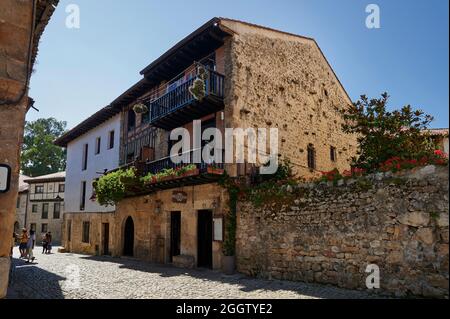 Rue pavée à Santillana del Mar, Cantabrie, Espagne, Europe Banque D'Images