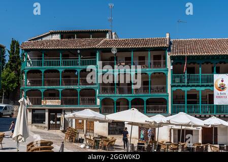 Chinchon, Espagne - 26 juin 2021 : Plaza Mayor de Chinchon avec terrasses de restaurants typiques. Place centrale de la ville de Chinchon à Madrid Banque D'Images