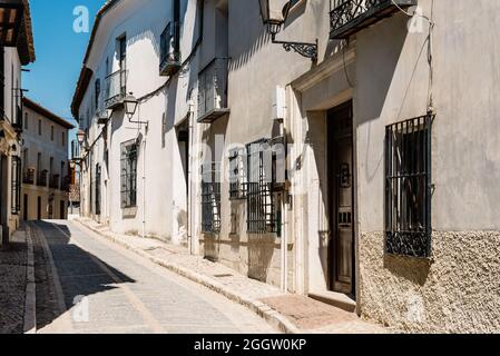 Chinchon, Espagne - 26 juin 2021 : rue étroite vide dans le centre historique du village Banque D'Images