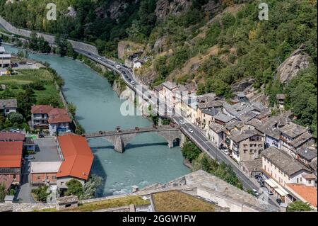 Vue aérienne de Bard et de Hone divisée par le fleuve Dora Baltea, vallée d'Aoste, Italie Banque D'Images