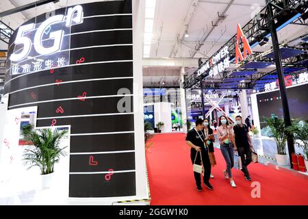 Pékin, Pékin, Chine. 3 septembre 2021. Le thème de cette conférence est ''5G culture profonde, inclusivité et symbiose'', y compris des forums, des expositions, et des concours de conception d'applications 5G. Parmi eux, la conférence a exposé 34 entreprises, plus de 620 5G et les résultats traditionnels d'intégration et d'application de l'industrie, l'affichage et l'échange de 5G meilleures pratiques d'autonomisation de l'industrie, l'exploration de modèle d'affaires et l'innovation d'application technologique et d'autres aspects. Dans le même temps, le comité organisateur a lancé les dix premiers cas de demandes de 5G au cours de la conférence, montrant le Banque D'Images