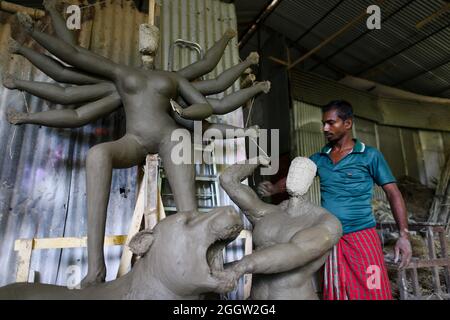 Non exclusif: DHAKA, BANGLADESH, 2 SEPTEMBRE 2021: Un artisan fabrique la sculpture d'idole pendant les préparatifs en cours pour l'idole de la Déesse Banque D'Images