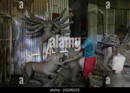 Non exclusif: DHAKA, BANGLADESH, 2 SEPTEMBRE 2021: Un artisan fabrique la sculpture d'idole pendant les préparatifs en cours pour l'idole de la Déesse Banque D'Images