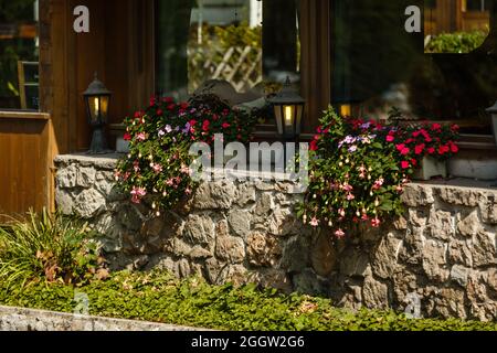 belle vieille villa avec des plantes suspendues du balcon, Banque D'Images