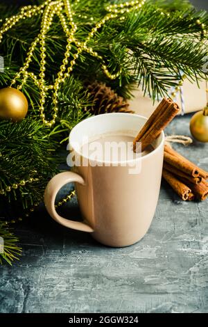 Tasse de chocolat chaud avec décorations de noël sur fond rustique.Mise au point sélective.Faible profondeur de champ. Banque D'Images