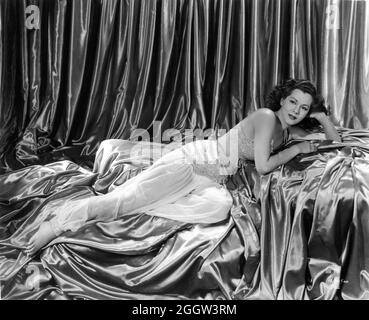 MARIA MONTEZ portrait en longueur comme Scheherazade dans LES NUITS D'ARABIE 1942 réalisateur JOHN RAWLINS histoire / scénario Michael Hogan costumes pour femmes Vera West Walter Wanger Productions / Universal Pictures Banque D'Images