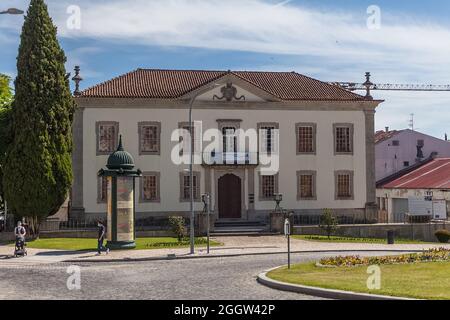 Viseu / Portugal - 05/08/2021 : vue sur la façade extérieure principale de la 'Maison jaune de Viseu', Casa amarela de Viseu, palac néoclassique du XIXe siècle Banque D'Images