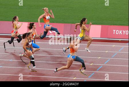 Tokio, Japon. 03ème septembre 2021. Jeux paralympiques : athlétisme, 100 mètres T64 - prothèse, finale féminine, au stade olympique. Marlene Van Gansewinkel, des pays-Bas (voie 7), remporte la victoire devant Irmgard Bensusan (voie 4), de l'Allemagne. Le troisième est Marissa Papaconstantinou (voie 6) du Canada devant Fleur Jong (voie 2) et Kimberly Alkemade (voie 5), toutes deux des pays-Bas, et Sara Andres Barrio de l'Espagne. Credit: Karl-Josef Hildenbrand/dpa/Alay Live News Banque D'Images