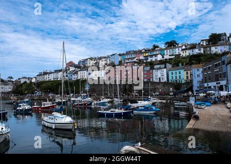 Vue sur le port et les maisons de Brixham, Devon Banque D'Images