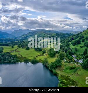 loughrigg tarn avec pikes de langdale en fond carré Banque D'Images