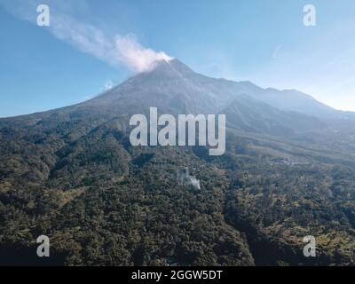 Vue aérienne du paysage du Mont Merapi avec petite éruption à Yogyakarta, vue du paysage du volcan indonésien. Banque D'Images