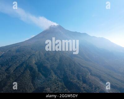 Vue aérienne du paysage du Mont Merapi avec petite éruption à Yogyakarta, vue du paysage du volcan indonésien. Banque D'Images