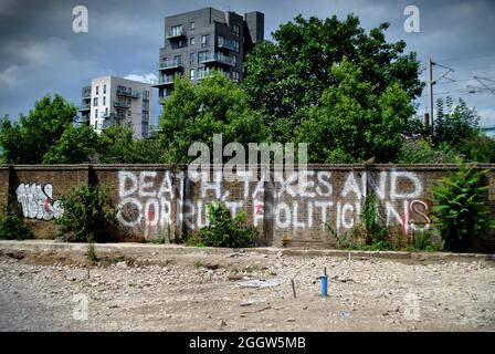 ÉCRIT SUR UN MUR À HACKNEY WICK EST LA MORT, TAXS ET POLITICIENS CORROMPUS. Banque D'Images