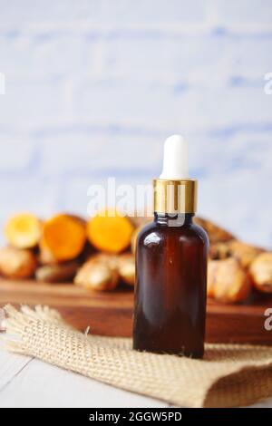 bouteille d'huile de gingembre sur la table Banque D'Images
