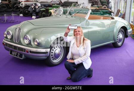 Beaulieu, Hampshire, Royaume-Uni 3 septembre 2021. Lynnie Farrant pose avec une rare coupe Drophead Bristol 1949 402, propriété formelle de l'actrice hollywoodienne Jean Simmons, qui doit être offert aux enchères à la Bonhams MPH Beaulieu sale ce dimanche, avec une estimation de £150,000 – 200,000. L'une des voitures de luxe les plus glamour de son époque, la Bristol a été achetée neuve pour l'actrice hollywoodienne par son futur mari et sa compagnes Stewart Granger comme l'un des deux. Crédit : Stuart Martin/Alay Live News Banque D'Images