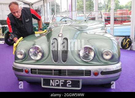 Beaulieu, Hampshire, Royaume-Uni 3 septembre 2021. Jonathan Underwood donne un polissage final à la rare Bristol 1949 coupe Drophead 402, propriété formelle de l'actrice hollywoodienne Jean Simmons, qui doit être offert aux enchères à la Bonhams MPH Beaulieu sale ce dimanche, avec une estimation de £150,000 – 200,000. L'une des voitures de luxe les plus glamour de son époque, la Bristol a été achetée neuve pour l'actrice hollywoodienne par son futur mari et sa compagnes Stewart Granger comme l'un des deux. Crédit : Stuart Martin/Alay Live News Banque D'Images