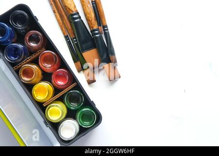 beaucoup de pinceau d'art sur un papier avec l'espace de copie , Banque D'Images