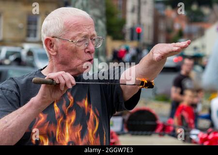 Un Fire eater à Whitby Banque D'Images