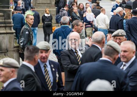 Royal Mile, Édimbourg, Écosse, Royaume-Uni, 3rd septembre 2021.Royal Scots Dragoon Guards Parade: Le accompagné de leurs pipes et tambours et monté des chevaux gris défilé pour célébrer le 50th anniversaire de leur fusion (fusionné en 1971 des Royal Scots Grays et les 3rd carabiniers).En photo : les vétérans se rassemblent sur la place du Parlement et apprécient une réunion avant de se joindre à la parade avec un jeune homme avec un style punk-hair Banque D'Images