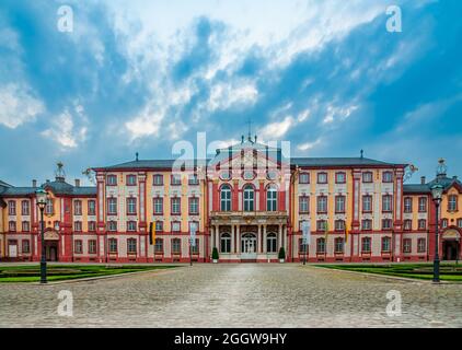 Superbe vue sur le Palais Bruchsal à l'aube depuis le cour d'honneur, en regardant vers le nord-ouest. Aussi appelé le Damiansburg, le complexe du palais baroque est... Banque D'Images