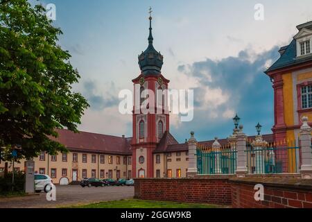 Belle vue à l'aube de l'église Hofkirche Bruchsal appartenant au célèbre palais baroque de Bruchsal. L'église de la cour a été reconstruite entre... Banque D'Images