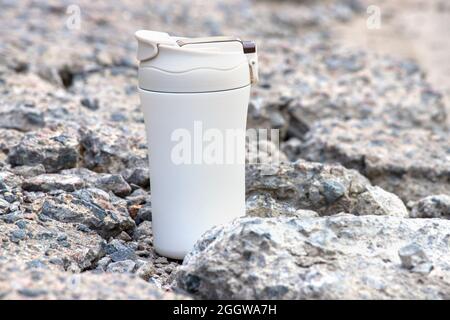 tasse thermo ou thermos blanche pour le thé ou le café sur fond blanc. Boisson chaude Banque D'Images