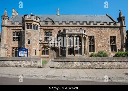 Wells Cathedral Music School, vue sur le bâtiment médiéval du XVe siècle maintenant utilisé comme école de musique de la cathédrale dans la ville de Wells, Angleterre, Royaume-Uni Banque D'Images