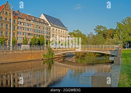 Bauschweig Stadtlandschaft mit Fluss (Oker) im Abendlicht Häuser verschiedener Stilepochen und ein Alter Baumbest im hintergrund Banque D'Images