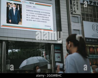 Un écran géant montre un reportage détaillant l'annonce par le Premier ministre japonais Yoshide Suga qu'il ne se présentera pas à la réélection lors de la prochaine course à la direction du Parti libéral-démocrate, le 3 septembre 2021 à Tokyo, au Japon. Le premier ministre Suga a annoncé aujourd'hui qu'il ne se tiendra pas dans la course à la direction de son parti au pouvoir plus tard ce mois-ci, mettant ainsi fin à son mandat et ouvrant la course au prochain chef. L'annonce surprise après seulement un an en tant que Premier ministre vient après que la cote d'approbation de Suga a chuté à un niveau bas de tous les temps par rapport à la gestion de t par son gouvernement Banque D'Images