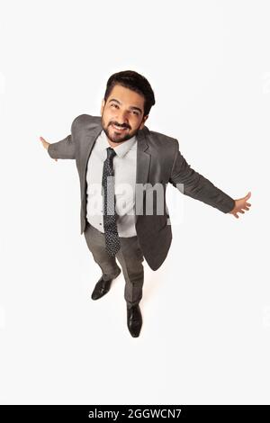 Portrait d'un homme en costume d'affaires formel debout regardant vers le haut. Banque D'Images