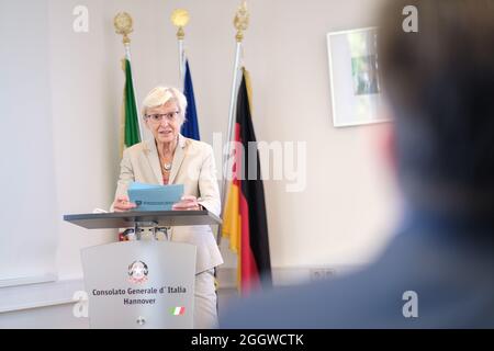 Hanovre, Allemagne. 03ème septembre 2021. Sabine Johannsen, secrétaire d'Etat au ministère de la Science et de la Culture de Basse-Saxe, parle lors de la remise d'une ancienne pièce d'or volée de l'Office d'Etat de Basse-Saxe pour la préservation des monuments au Musée archéologique national de Parme. En 2009, des voleurs ont pillé 600 pièces précieuses du Musée archéologique national de Parme. L'un d'eux a été saisi en Basse-Saxe. Crédit : OLE Spata/dpa/Alay Live News Banque D'Images