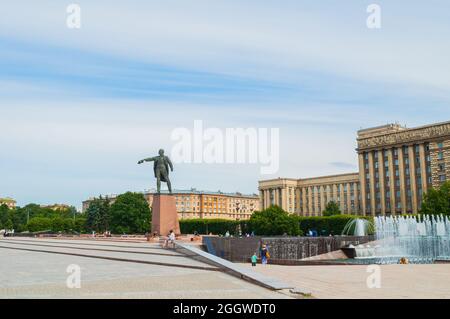 SAINT-PÉTERSBOURG, RUSSIE - 15 AOÛT 2017. Monument à Lénine et Maison des Soviétiques avec fontaines chantant complexe à Saint-Pétersbourg, Russie Banque D'Images