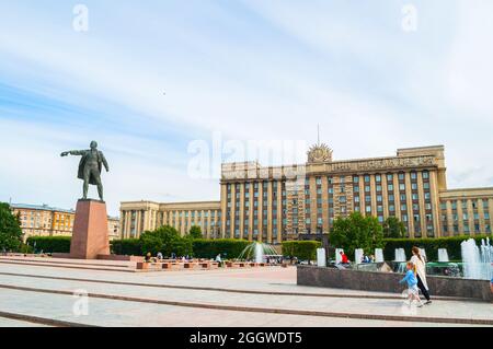 SAINT-PÉTERSBOURG, RUSSIE - 15 AOÛT 2017. Monument à Lénine sur le fond du complexe de la Maison des Soviets et des fontaines chantant à Saint-Pétersbourg, R Banque D'Images