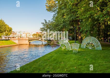 SAINT-PÉTERSBOURG, RUSSIE - 15 AOÛT 2017. Paysage de la ville de Saint-Pétersbourg. La rivière Moika et les fans de la composition en verre de l'impératrice dans le parc d'été de Banque D'Images
