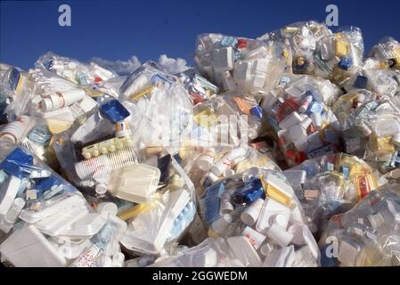 Austin Texas USA, vers 1994: Variété de contenants en plastique usagés au centre de recyclage. ©Bob Daemmrich Banque D'Images