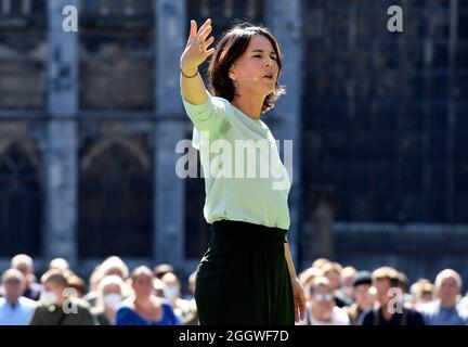 Aix-la-Chapelle, Allemagne. 03ème septembre 2021. Annalena Baerbock, candidate à la chancelière et chef du parti de Bündnis 90/Die Grünen, parle lors d'une campagne électorale devant la cathédrale d'Aix-la-Chapelle. Credit: Roberto Pfeil/dpa/Alay Live News Banque D'Images