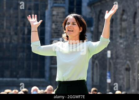 Aix-la-Chapelle, Allemagne. 03ème septembre 2021. Annalena Baerbock, candidate à la chancelière et chef du parti de Bündnis 90/Die Grünen, parle lors d'une campagne électorale devant la cathédrale d'Aix-la-Chapelle. Credit: Roberto Pfeil/dpa/Alay Live News Banque D'Images