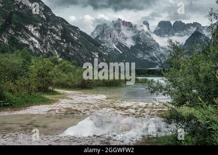 Vue sur le lac au sud dans les Dolomites d'Ampezzo, en Italie. Lago di Landro. Banque D'Images