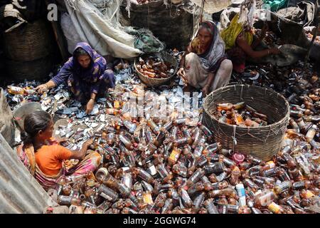 Dhaka, Bangladesh, 03/09/2021, des travailleuses séparent les bouteilles de polyéthylène téréphtalate (PET) dans une usine de recyclage située à la périphérie de Dhaka. Le recyclage des bouteilles en plastique est devenu une activité en pleine croissance au cours des deux dernières années et contribue à protéger l'environnement. Selon la Bangladesh PET Flakes Manufacturers and Exportateurs Association (BPFMEA), le Bangladesh exporte en moyenne près de 30,000 tonnes de flocons de bouteilles en PET, principalement vers la Chine, la Corée du Sud et Taïwan, pour une valeur de 14 millions de dollars par an. Le 3 septembre 2021. (Photo de Habibur Rahman / Eyepix Group) Banque D'Images