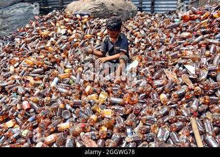 Dhaka, Bangladesh, 03/09/2021, Un enfant sépare les bouteilles de polyéthylène téréphtalate (PET) dans une usine de recyclage située à la périphérie de Dhaka. Le recyclage des bouteilles en plastique est devenu une activité en pleine croissance au cours des deux dernières années et contribue à protéger l'environnement. Selon la Bangladesh PET Flakes Manufacturers and Exportateurs Association (BPFMEA), le Bangladesh exporte en moyenne près de 30,000 tonnes de flocons de bouteilles en PET, principalement vers la Chine, la Corée du Sud et Taïwan, pour une valeur de 14 millions de dollars par an. Le 3 septembre 2021. (Photo de Habibur Rahman / Eyepix Group) Banque D'Images