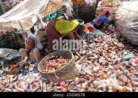 Dhaka, Bangladesh, 03/09/2021, des travailleuses séparent les bouteilles de polyéthylène téréphtalate (PET) dans une usine de recyclage située à la périphérie de Dhaka. Le recyclage des bouteilles en plastique est devenu une activité en pleine croissance au cours des deux dernières années et contribue à protéger l'environnement. Selon la Bangladesh PET Flakes Manufacturers and Exportateurs Association (BPFMEA), le Bangladesh exporte en moyenne près de 30,000 tonnes de flocons de bouteilles en PET, principalement vers la Chine, la Corée du Sud et Taïwan, pour une valeur de 14 millions de dollars par an. Le 3 septembre 2021. (Photo de Habibur Rahman / Eyepix Group) Banque D'Images