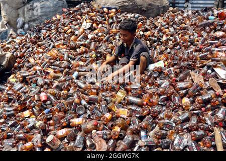 Dhaka, Bangladesh, 03/09/2021, Un enfant sépare les bouteilles de polyéthylène téréphtalate (PET) dans une usine de recyclage située à la périphérie de Dhaka. Le recyclage des bouteilles en plastique est devenu une activité en pleine croissance au cours des deux dernières années et contribue à protéger l'environnement. Selon la Bangladesh PET Flakes Manufacturers and Exportateurs Association (BPFMEA), le Bangladesh exporte en moyenne près de 30,000 tonnes de flocons de bouteilles en PET, principalement vers la Chine, la Corée du Sud et Taïwan, pour une valeur de 14 millions de dollars par an. Le 3 septembre 2021. (Photo de Habibur Rahman / Eyepix Group) Banque D'Images