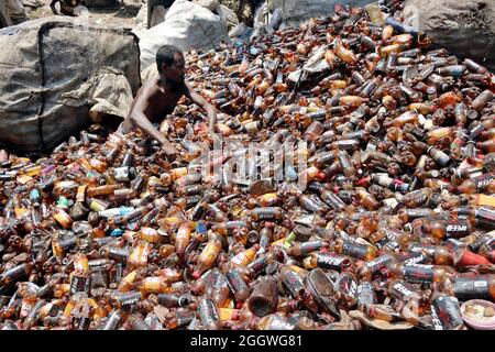 Dhaka, Bangladesh, 03/09/2021, Un homme sépare les bouteilles de polyéthylène téréphtalate (PET) dans une usine de recyclage située à la périphérie de Dhaka. Le recyclage des bouteilles en plastique est devenu une activité en pleine croissance au cours des deux dernières années et contribue à protéger l'environnement. Selon la Bangladesh PET Flakes Manufacturers and Exportateurs Association (BPFMEA), le Bangladesh exporte en moyenne près de 30,000 tonnes de flocons de bouteilles en PET, principalement vers la Chine, la Corée du Sud et Taïwan, pour une valeur de 14 millions de dollars par an. Le 3 septembre 2021. (Photo de Habibur Rahman / Eyepix Group) Banque D'Images