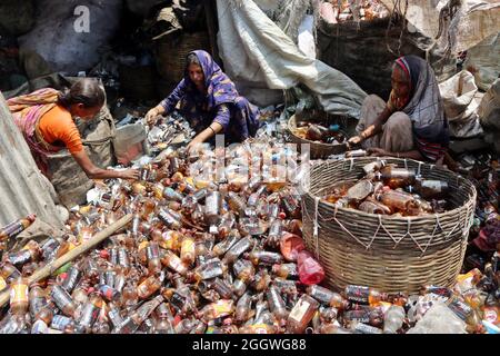 Dhaka, Bangladesh, 03/09/2021, des travailleuses séparent les bouteilles de polyéthylène téréphtalate (PET) dans une usine de recyclage située à la périphérie de Dhaka. Le recyclage des bouteilles en plastique est devenu une activité en pleine croissance au cours des deux dernières années et contribue à protéger l'environnement. Selon la Bangladesh PET Flakes Manufacturers and Exportateurs Association (BPFMEA), le Bangladesh exporte en moyenne près de 30,000 tonnes de flocons de bouteilles en PET, principalement vers la Chine, la Corée du Sud et Taïwan, pour une valeur de 14 millions de dollars par an. Le 3 septembre 2021. (Photo de Habibur Rahman / Eyepix Group) Banque D'Images