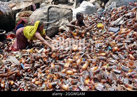 Dhaka, Bangladesh, 03/09/2021, des travailleurs séparent les bouteilles de polyéthylène téréphtalate (PET) dans une usine de recyclage située à la périphérie de Dhaka. Le recyclage des bouteilles en plastique est devenu une activité en pleine croissance au cours des deux dernières années et contribue à protéger l'environnement. Selon la Bangladesh PET Flakes Manufacturers and Exportateurs Association (BPFMEA), le Bangladesh exporte en moyenne près de 30,000 tonnes de flocons de bouteilles en PET, principalement vers la Chine, la Corée du Sud et Taïwan, pour une valeur de 14 millions de dollars par an. Le 3 septembre 2021. (Photo de Habibur Rahman / Eyepix Group) Banque D'Images