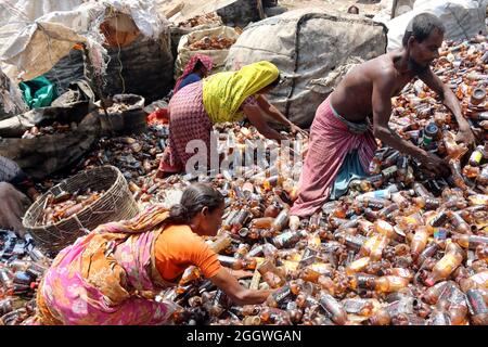 Dhaka, Bangladesh, 03/09/2021, des travailleurs séparent les bouteilles de polyéthylène téréphtalate (PET) dans une usine de recyclage située à la périphérie de Dhaka. Le recyclage des bouteilles en plastique est devenu une activité en pleine croissance au cours des deux dernières années et contribue à protéger l'environnement. Selon la Bangladesh PET Flakes Manufacturers and Exportateurs Association (BPFMEA), le Bangladesh exporte en moyenne près de 30,000 tonnes de flocons de bouteilles en PET, principalement vers la Chine, la Corée du Sud et Taïwan, pour une valeur de 14 millions de dollars par an. Le 3 septembre 2021. (Photo de Habibur Rahman / Eyepix Group) Banque D'Images