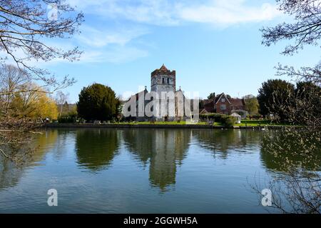 All Saints Church Bisham se reflète dans les eaux de la Tamise Banque D'Images