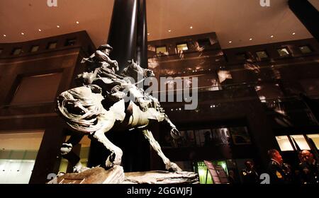 La statue de Oppresso Liber du sculpteur Douwe Blumberg se dresse au Winter Garden Hall dans deux World Financial Centre près de Ground Zero, le 11 novembre, lors de la cérémonie de dédicaces et de dévoilement. Des membres de la Force opérationnelle Dagger; une équipe d'opérations spéciales composée de bérets verts du 5e Groupe des Forces spéciales (aéroporté), de membres d'équipage du 160e Régiment d'aviation des opérations spéciales (aéroporté) et de contrôleurs de combat du Commandement des opérations spéciales de la Force aérienne se sont joints à la cérémonie. Banque D'Images