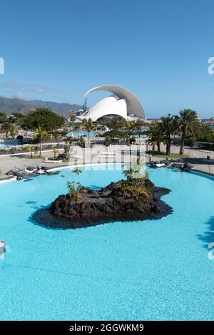 Santa Cruz de Tenerife, Espagne - 22 décembre 2019, Auditorio de Tenerife et piscines dans le Parc Maritimo Cesar Manrique à Santa Cruz de Tenerife, Canaries Banque D'Images